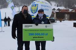 W dniu 17 lutego Wójt Gminy Brenna Jerzy Pilch odebrał od Marszałka Województwa Śląskiego Jakuba Chełstowskiego symboliczny czek na kwotę 298.000 zł, kw ramach śląskiego pakietu dla turystyki