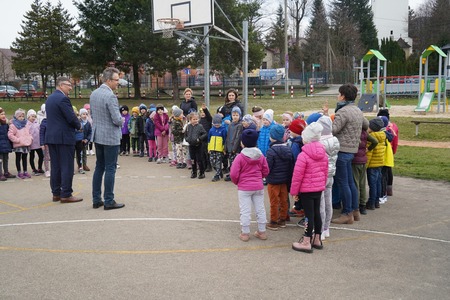 Nowy plac zabaw przy SP Górki Wielkie (kliknięcie spowoduje powiększenie obrazu)
