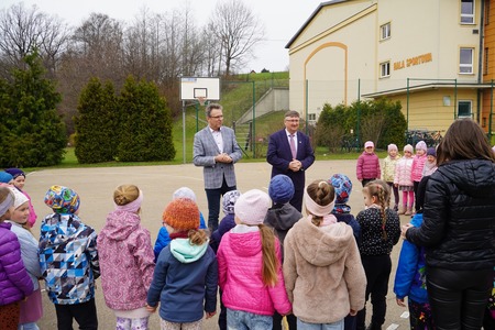 Nowy plac zabaw przy SP Górki Wielkie (kliknięcie spowoduje powiększenie obrazu)