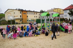 Nowy plac zabaw przy SP Górki Wielkie