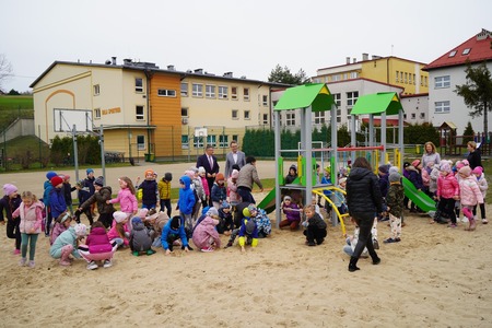 Nowy plac zabaw przy SP Górki Wielkie (kliknięcie spowoduje powiększenie obrazu)