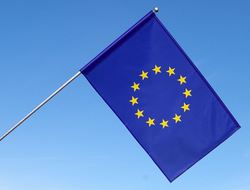 flaga unii europejskiej  na błękitnym tle