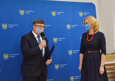 wójt wraz z członkiem zarządu województwa śląskiego Beatą białowąs informuje o otrzymanym dofinansowaniu (kliknięcie spowoduje powiększenie obrazu)
