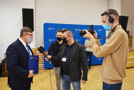 wójt udziela wywiadu (kliknięcie spowoduje powiększenie obrazu)