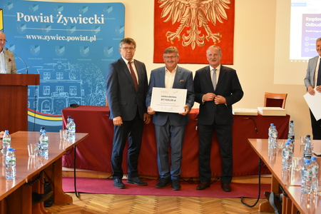 wójt jerzy pilch, poseł RP Kazimierz Matuszny oraz Janusz Król - radny powiatu cieszyńskiego w sali starostwa powiatowego w żywcu (kliknięcie spowoduje powiększenie obrazu)