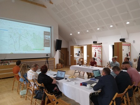 Spotkanie grupy osób w sprawie projektu, grupa osób siedząca przy stole (kliknięcie spowoduje powiększenie obrazu)