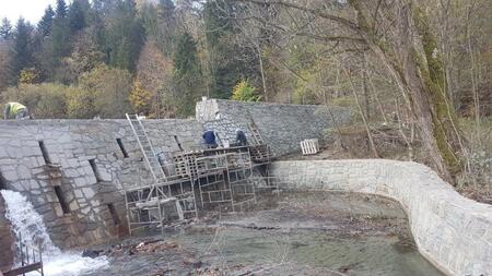 Prace remontowe przy wodospadzie na potoku Hołcyna (kliknięcie spowoduje powiększenie obrazu)