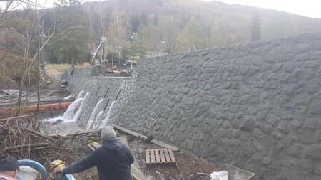 Prace remontowe przy wodospadzie na potoku Hołcyna (kliknięcie spowoduje powiększenie obrazu)