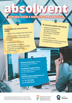 Osoba patrząca w monitor, informacje dotyczące projektu