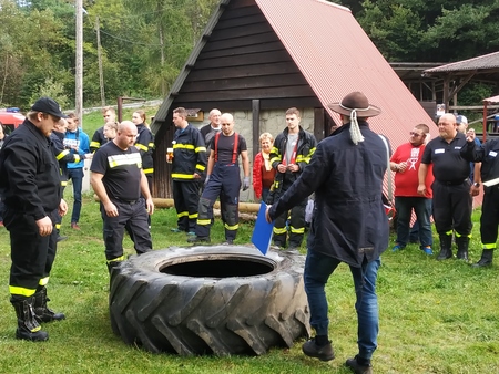 rywalizacja strażaków w przerzucaniu opony z traktora (kliknięcie spowoduje powiększenie obrazu)