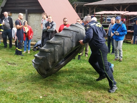 rywalizacja strażaków w przerzucaniu opony z traktora (kliknięcie spowoduje powiększenie obrazu)