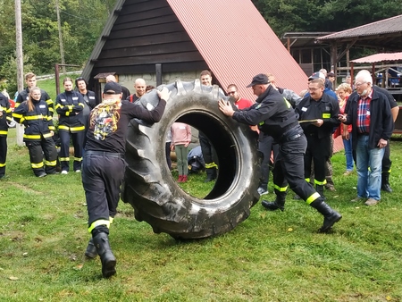 rywalizacja strażaków w przerzucaniu opony z traktora (kliknięcie spowoduje powiększenie obrazu)