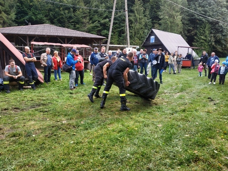 rywalizacja strażaków w przerzucaniu opony z traktora (kliknięcie spowoduje powiększenie obrazu)
