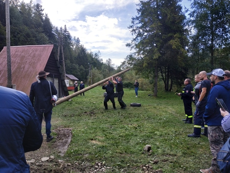 rywalizacja strażaków w przerzucaniu słupa  (kliknięcie spowoduje powiększenie obrazu)