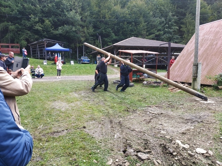 rywalizacja strażaków w przerzucaniu słupa  (kliknięcie spowoduje powiększenie obrazu)