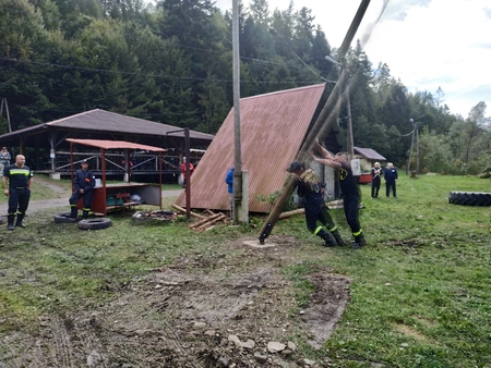 rywalizacja strażaków w przerzucaniu słupa  (kliknięcie spowoduje powiększenie obrazu)