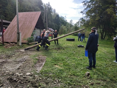 rywalizacja strażaków w przerzucaniu słupa  (kliknięcie spowoduje powiększenie obrazu)