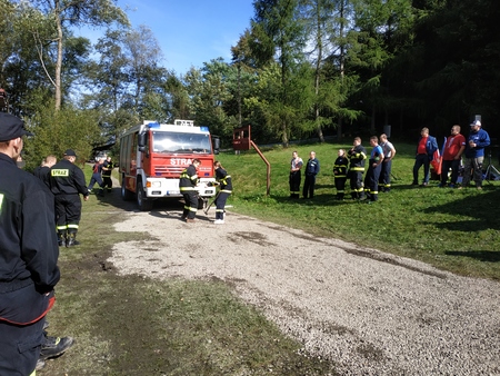 rywalizacja strażaków w przeciąganiu wozu bojowego (kliknięcie spowoduje powiększenie obrazu)