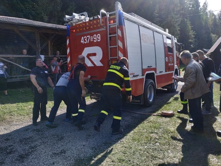 rywalizacja strażaków w przeciąganiu wozu bojowego (kliknięcie spowoduje powiększenie obrazu)