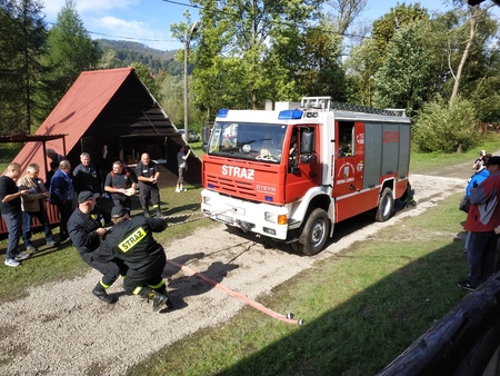 rywalizacja strażaków w przeciąganiu wozu bojowego (kliknięcie spowoduje powiększenie obrazu)