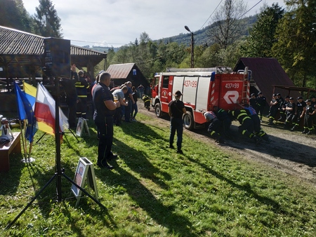 rywalizacja strażaków w przeciąganiu wozu bojowego (kliknięcie spowoduje powiększenie obrazu)