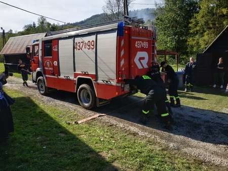 rywalizacja strażaków w przeciąganiu wozu bojowego (kliknięcie spowoduje powiększenie obrazu)