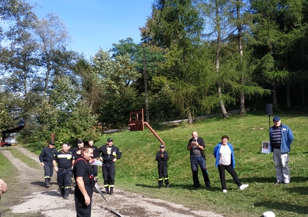 grupa strażaków omawia konkurencję przeciąganie węża strażackiego (kliknięcie spowoduje powiększenie obrazu)