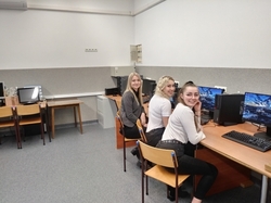 Zdjęcie pracowni komputerowej i uczniów