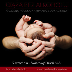 Logo Światowego Dnia FAS. Mężczyzna trzyma  w dłoniach małe dziecko
